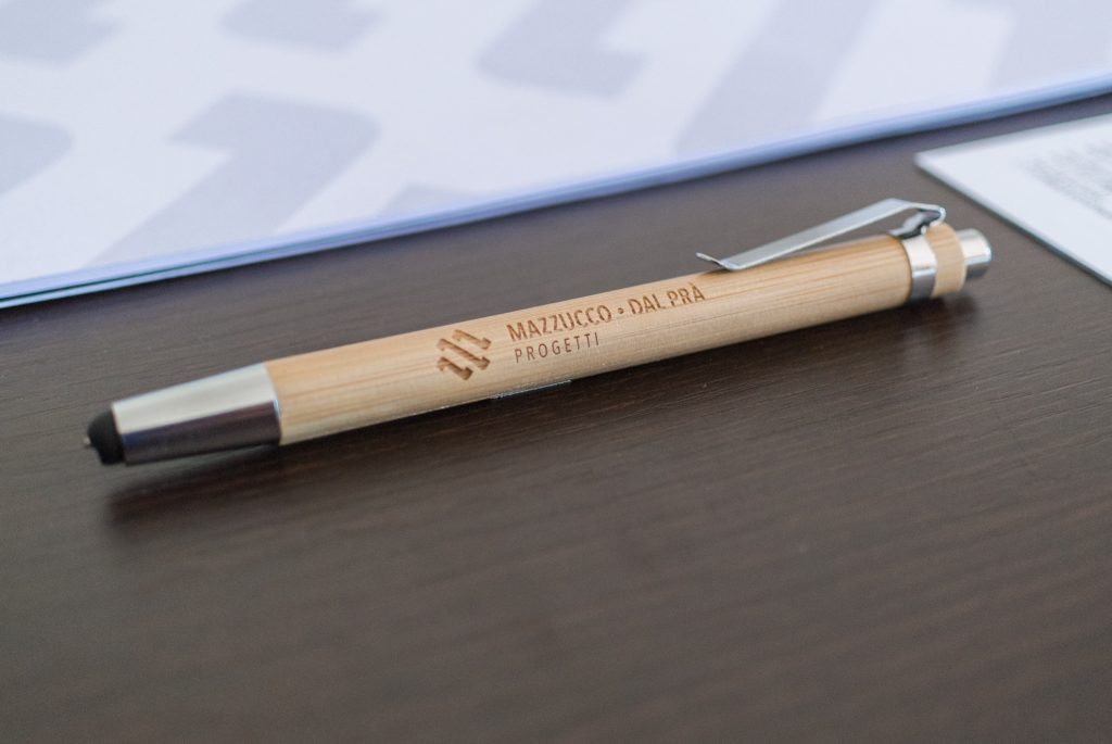 penna con incisione laser del nuovo logo Mazzucco • Dal Prà Progetti